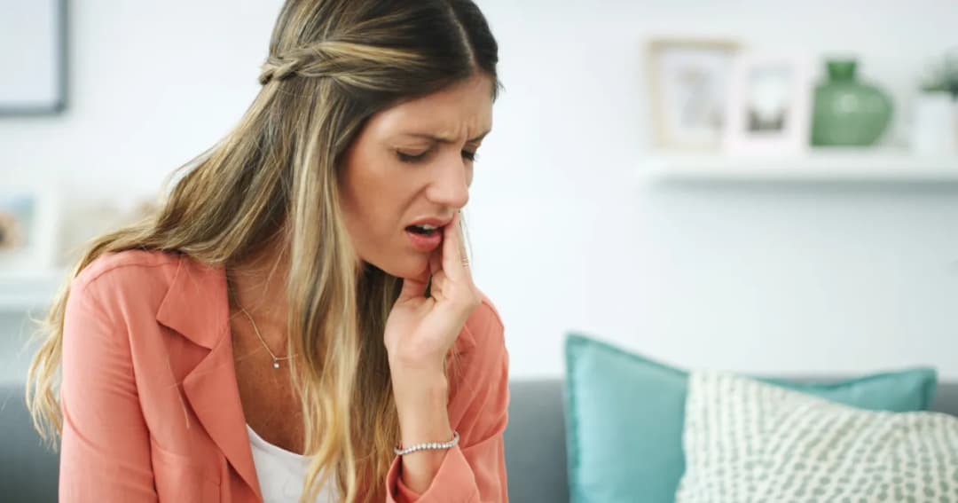 Jak stosować olejek goździkowy na dziąsła, aby uniknąć bólu?