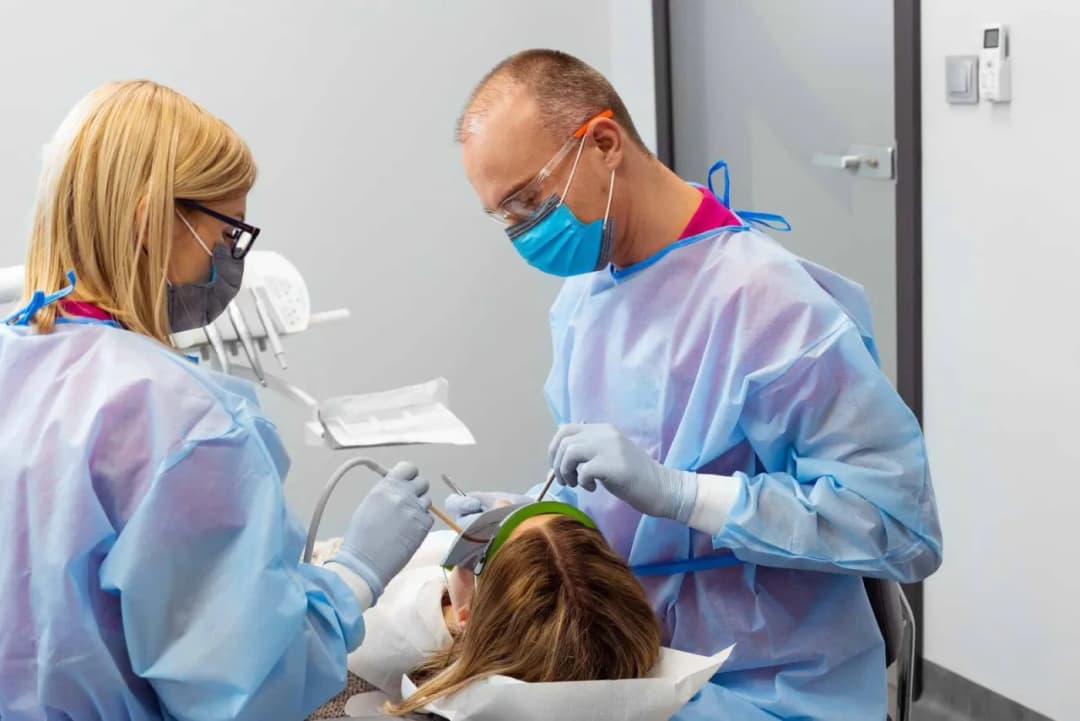 Dlaczego nie można jeść po znieczuleniu u dentysty? Poznaj ryzyko