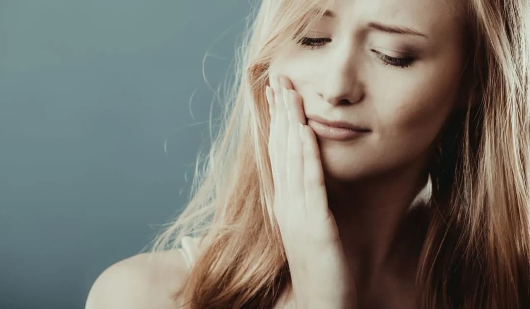 Co zrobić na spuchnięte dziąsło? Skuteczne domowe sposoby na ulgę