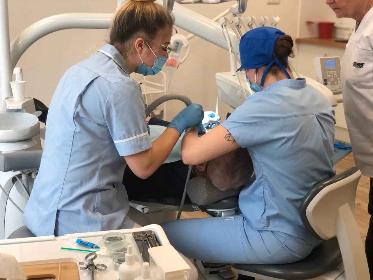 Czy podczas okresu można iść do dentysty? Bezpieczne zabiegi i ryzyka