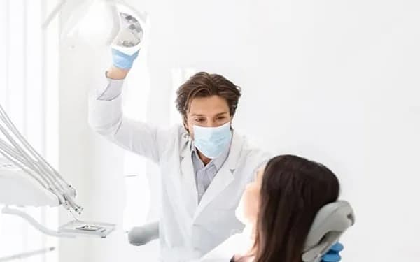 Ile po wizycie u dentysty nie można jeść? Sprawdź, dlaczego warto czekać